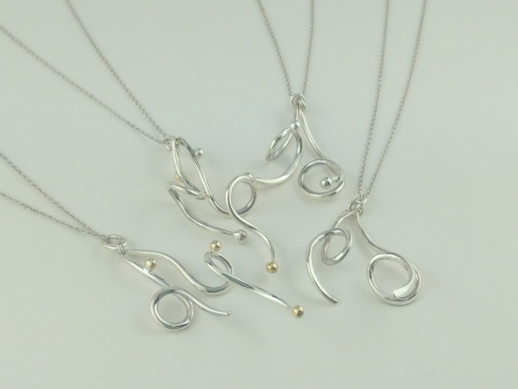 曲線モチーフのネックレス curved line motifed necklace
