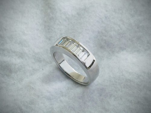プラチナダイヤモンドリング 素材：Pt900,ダイヤモンド ワックスで指輪の空枠を作って石留。 腕の厚みもあり、しっかりとした指輪です。 久しぶりにバケットカットのダイヤのレール留めしました。 オーダーメイド 大阪府のお客様