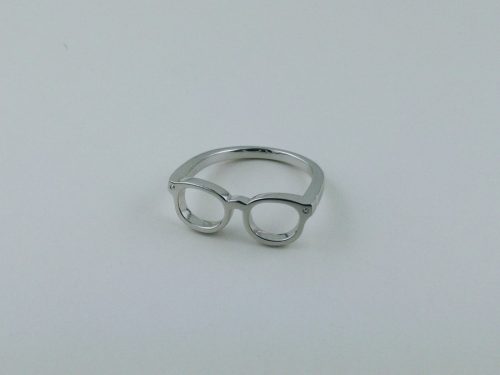 眼鏡モチーフの指輪 素材：Silver 地金からの制作です。 眼鏡パーツの部分と指輪のウデ部分を別々で作ってロウ付けしています。 オーダーメイド 大阪府のお客様