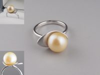 真珠の指輪 素材：Silver,真珠 葉に真珠が乗っているイメージのデザインで、お預かりした真珠を留めました。 葉の部分はヘアライン仕上げで、 全体に変色防止の為にロジウムコーティングを施しています。 奈良県のお客様