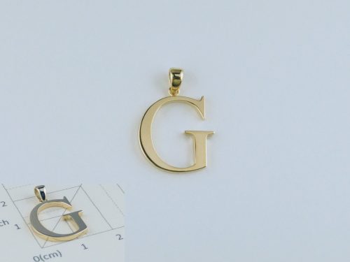 イニシャル「G」のペンダント 素材：K18 銀の板から糸鋸で「G」を切り出し、バチカンに丸カンをかましてロウ付けしました。 角は少しだらして仕上げてます。 字体はローマン体。